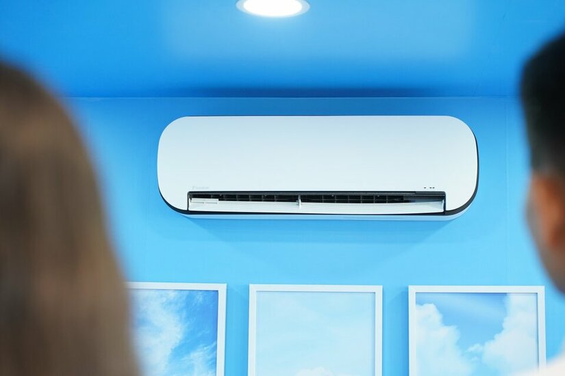 Thị trường Việt Nam vừa xuất hiện mẫu điều hòa với kiểu dáng bo cong độc lạ cùng máy lọc không khi biết tỏa hương thơm