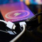 Đây là lời đáp đầy đủ nhất cho câu hỏi: có nên để điện thoại sạc qua đêm không?